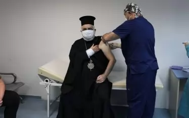 Представителят на Българската православна църква епископ Тихон Тивериополски бе вторият ваксиниран в УМБАЛ "Света Анна" след здравния министър.