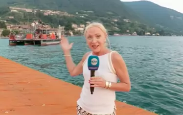  На Плаващите кейове на Кристо на езерото Изео, Италия.