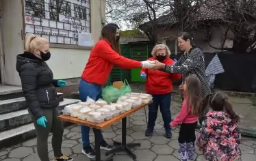  В кризата нуждата от социални предприятия расте. Храна за нуждаещи се от бистро Каристо, Каритас-София. 