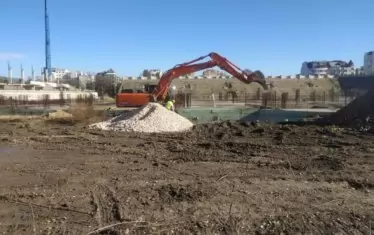 Консорциумът, който спечели търга за довършване на стадиона, вече разположи своята техника на съоръжението и ремонтните дейности започнаха.