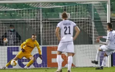 Този път националният вратар Пламен Илиев е безпомощен при втората дузпа за ЛАСК и Рене Ренер (вдясно) осъществи пълен обрат в резултата за австрийците.