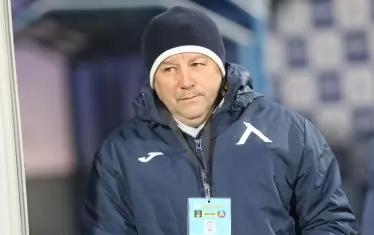 Добре опакованият Славиша Стоянович се е запътил към треньорската скамейка на "Левски".