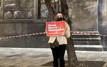  Мадина Авсетова застана с плакат "Путин се страхува от Навални" на пл. "Лубянка" в Москва и бе арестувана. Там се намира Федералната служба за сигурност.