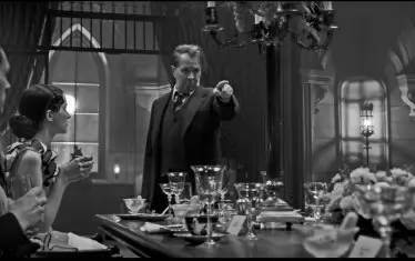 Сценографията и костюмите доставят истинска наслада за окото.