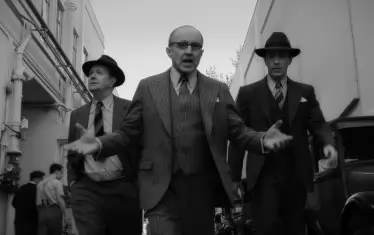 Във филма дефилират редица известни личности от 30-те и 40-те години.