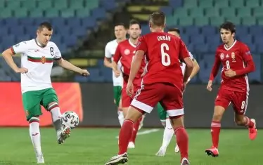 Тодор Неделев (вляво) бе сред малкото в националния отбор, които имаха идея какво да правят с топката. Това обаче не бе достатъчно.