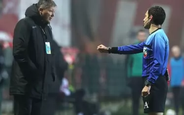 Треньорът на "Царско село" Любослав Пенев (вляво) изразява претенции към рефера Владимир Вълков по време на двубоя.