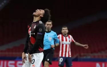  Атакуващият халф на "Байерн" Лерой Сане съжалява след свой пропуск при гостуването срещу "Атлетико" в Мадрид, завършило 1:1.