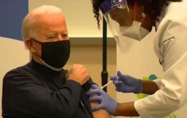 Джо Байдън се ваксинира пред телевизионните камери