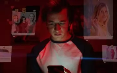 Героят на Скайлър Гизондо ("Зубрачки") е показан като безмозъчно зомби, попаднало в мрежите на Алгоритъма до степен да се присъедини към екстремистко движение.