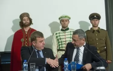  Патриотарски Дисниленд 
След фалита на КТБ Бареков е изпаднал извън борда. И ВМРО на Красимир Каракачанов си намира нов партньор — НФСБ на Валери Симеонов. 