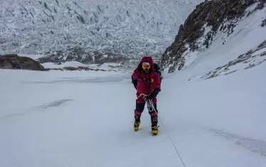  Атанас Скатов по пътя към Лагер 1, осигуряван с въже от водача си.