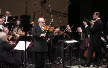 Виртуозът Минчо Минчев е първият лауреат на конкурса "Млади български изпълнители". На снимката: Цигуларят свири на откриването на "Мартенски музикални дни" през 2016 г.