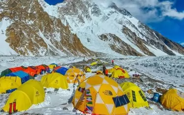  Базовият лагер под К2 предлага и интернет