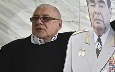 Павловски до макет на Леонид Брежнев, доста години след като е разшифровал изкуствения характер на Брежневата епоха.