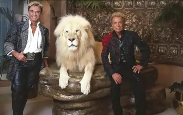  Зигфрид (вдясно) и Рой с един от техните бели лъвове. 