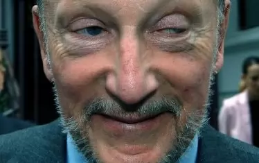 Плува ли ми корабче в окото? 
Симеон Сакскобургготски: „Немам материални претенции към България!“ 
(Цитатът е от 1990 г.)
Като стана премиер предяви доста такива. Ама нейсе. 