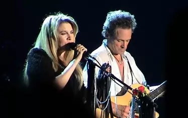 Стиви Никс и Линдзи Бъкингам през 2003 г.  - двамата (поотделно) имат най-голям принос за епохалния успех на албума на „Флийтуд Мак“ Rumors — продаден в 45 милиона екземпляра. 