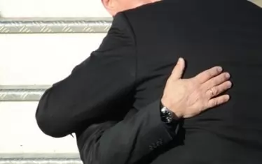  Началник от Изток
Има ли измъкване от лапите на медведа? 