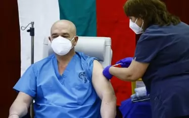 Шефът на ВМА и НОЩ Венцислав Мутафчийски получи публично втората доза от ваксината.