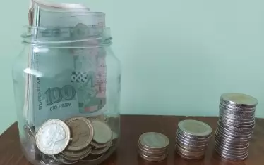 България е една от малкото страни, в която поне година-две няма да настъпи неминуемата осигурителна катастрофа, за която предупреждаваме от години. Оптималното решение е нефинансово. Примерно: спират се всички пенсии и помощи за крайно нуждаещите се, оставят им по 100 лева на месец джобни, но обществото гарантира на всеки, дорде е жив, при човешки условия, подслон, храна, грижи, облекло и лечение.