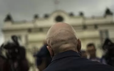  Тилът на врага 
Само 12 хиляди гласа (0.2%) не достигнаха,  за да стане задължителен референдумът, организиран от Слави Трифонов. Но му вдигнаха високо топката - за забивка на нов популистки политически проект. 
А Слави обича да плюе отвисоко. Плюе всички, които не му плащат. 
…