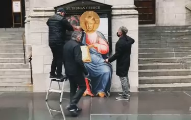  Момент от монтирането на диптиха „Празна книга“ пред църквата Св. Тома в Ню Йорк. 