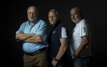  Те мразят за родината 
Обичат яйца и домати. Летящи. Някои твърдят, че обичат и Мая Манолова. 