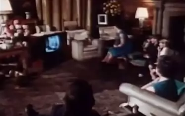 Кралското семейство гледа телевизия в двореца Уиндзор. 