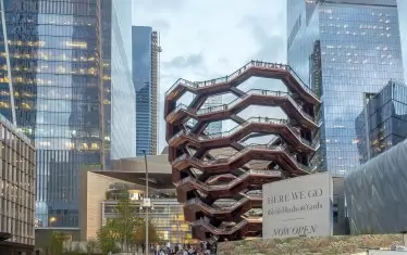 Гигантска скулптура в Ню Йорк стана магнит за самоубийци