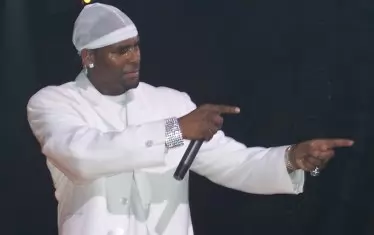  Р. Кели е в затвора и го очакват няколко дела за сексуално насилие.  