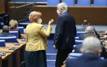 В понеделник се хвърля законопроект за 18 милиарда в парламента, а днес чакат от нас да бием гумения печат, възмути се Румен Гечев (БСП).