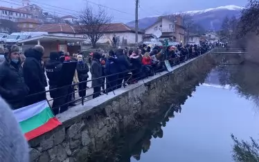  Доста хора се бяха струпали и край реката.