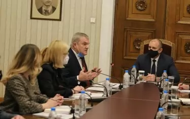  Президентът се срещна и с Румен Петков.