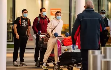 Симона Халеп бута количка с багажа си на пристигане.