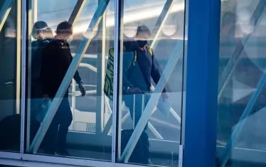 Рафаел Надал слиза от самолета през ръкав на летището в Мелбърн.