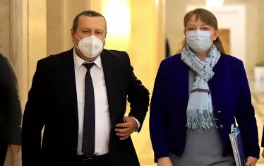 Шефът на парламентарната социална комисия Хасан Адемов е категоричен, че не хората трябва да платят здравните вноски за неплатения отпуск.