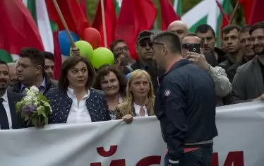  Хей, палавник! 
Застани до кака, що се цепиш от колектива? 
Корнелия Нинова, Елена Йончева и Кирил Добрев бяха в един отбор. Година по-късно Нинова и Добрев се изправиха един срещу друг в битката за лидер на БСП, а евродепутатката Йончева бе низвергната.  