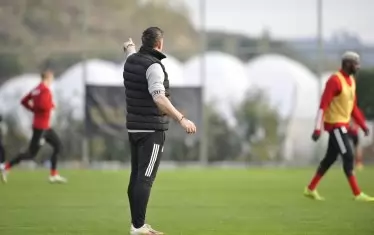 Бруно Акрапович дава указания към футболистите по време на тренировка на лагера в Турция.