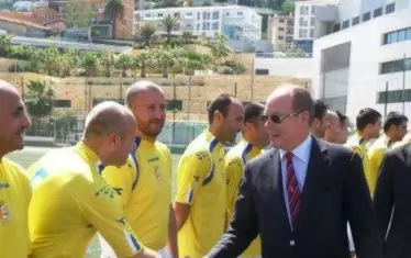 Принцът на Монако - Албер II, поздравява футболистите на Ватикана преди приятелски мач през юни 2013 г., спечелен от тима на Монако с 2:0.