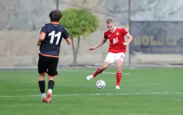  Националът Валентин Антов подава към свой съотборник по време на контролата в Турция.