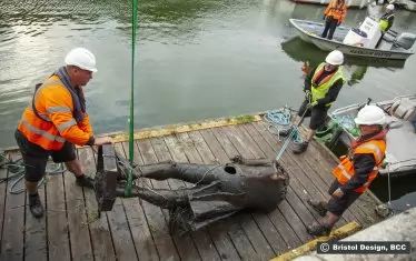 Паметникът на Робърт Колстън, изваден от водата на пристанището в Бристол. 