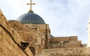 Храмът "Възкресение Христово" се издига на Божи гроб, където се смята, че е разпнат Иисус Христос.