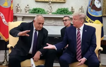 Снимката на Борисов и Доналд Тръмп от "каминката".