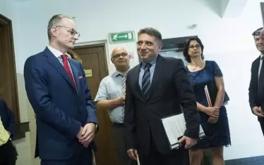  Ще джуркаме ли делата?
Два свята, единият е излишен. 