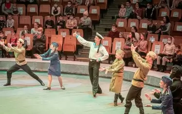 Спектакълът завършва с победа на Червената армия — нацистките животни са прогонени от цирковата арена.