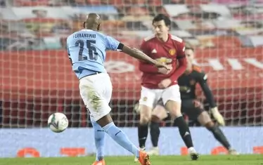 Фернандиньо (вляво) бележи второто попадение в мача на "Олд Трафорд".