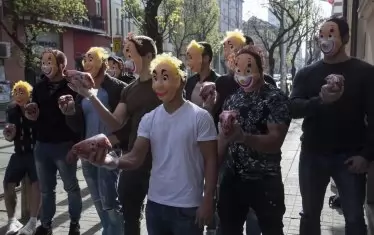  Агнешки главички 
Десетина млади момчета с малко мозък и много мускули са пред сградата на Висшия съдебен съвет. Не казаха защо са там, но изразът „агнешки главички“ се употребява от медиите на Корпулентния по адрес на Христо Иванов, Иво Прокопиев и други критици на съдебната система. Организирал ги е някой с малко мускули, много сланина и перверзен мозък. Не се наемаме да твърдим КОЙ. 