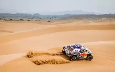 Лидерът в генералното класиране при автомобилистите Стефан Петерхансел напредва през пясъчна дюна. 
