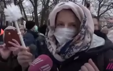  В Петербург млада жена носи на протеста пластмасова четка за почистване на тоалетна - "не съм спестила още да имам като четките на Путин". Във филма на Навални за двореца на Путин бяха показани златни четки за тоалетна